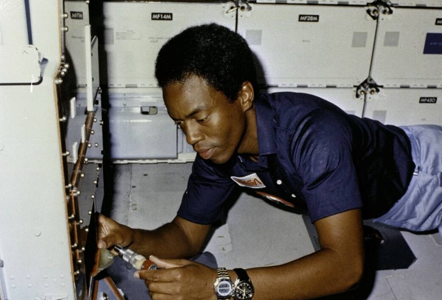 Nesta imagem de 5 de setembro de 1983, Guion “Guy” Bluford verifica a bomba de amostra no experimento do sistema de eletroforese de fluxo contínuo (CFES) no convés intermediário do ônibus espacial Challenger, em órbita da Terra