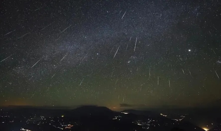 Chuva de meteoros Oriônidas atinge pico de visibilidade e pode ser observada até novembro