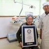 Aos 99 anos, dentista mais velho do mundo trabalha em clínica no Japão