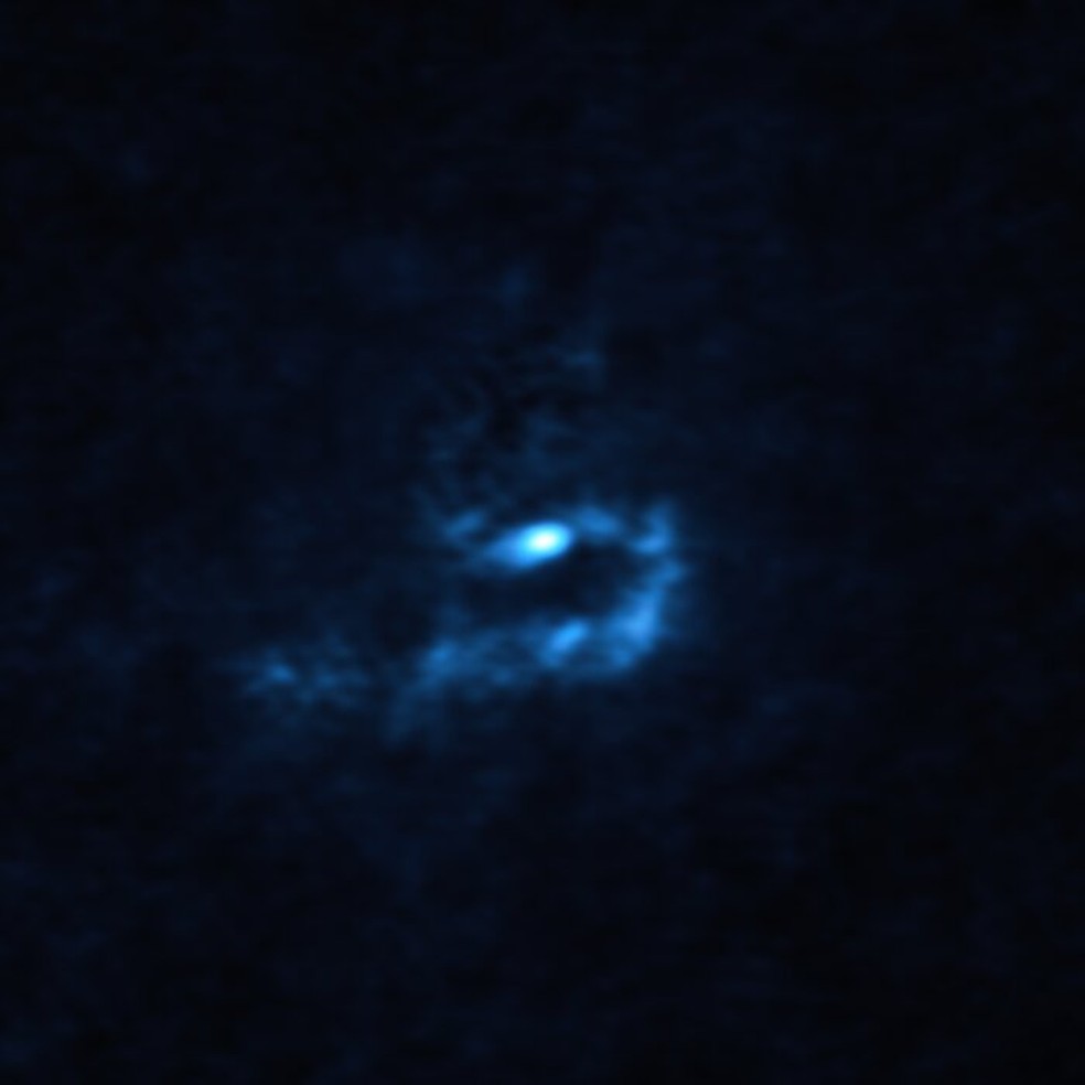 Esta imagem da jovem estrela V960 Mon e do material empoeirado circundante foi obtida com o Atacama Large Millimeter/submillimeter Array ( ALMA ), do qual o ESO é parceiro — Foto: ALMA (ESO/NAOJ/NRAO)/Weber et al.