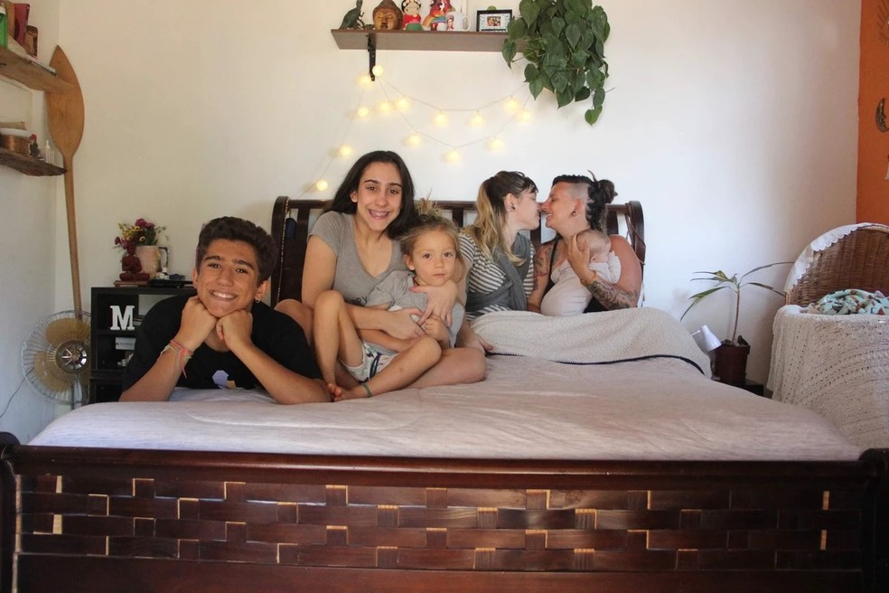 Casal durante licença-maternidade, com os outros três filhos Miguel, Manuela e Maitri — Foto: Arquivo pessoal