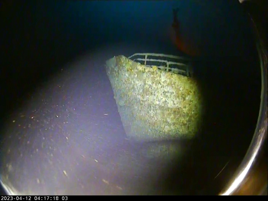 Imagem da câmera subaquática mostrando a proa do naufrágio de 50 anos
