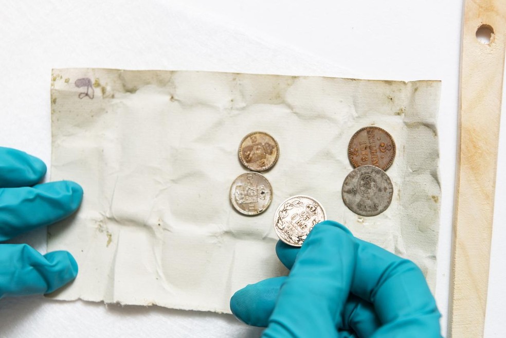 Lorange também incluiu cinco moedas na garrafa, embrulhadas em um pedaço de papel — Foto: Universidade de Bergen