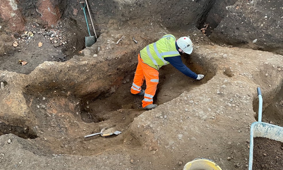 Arqueólogo da Universidade de Leicester escava um possível edifício anglo-saxão na Catedral de Leicester em janeiro de 2023. — Foto: Mathew Morris / ULAS
