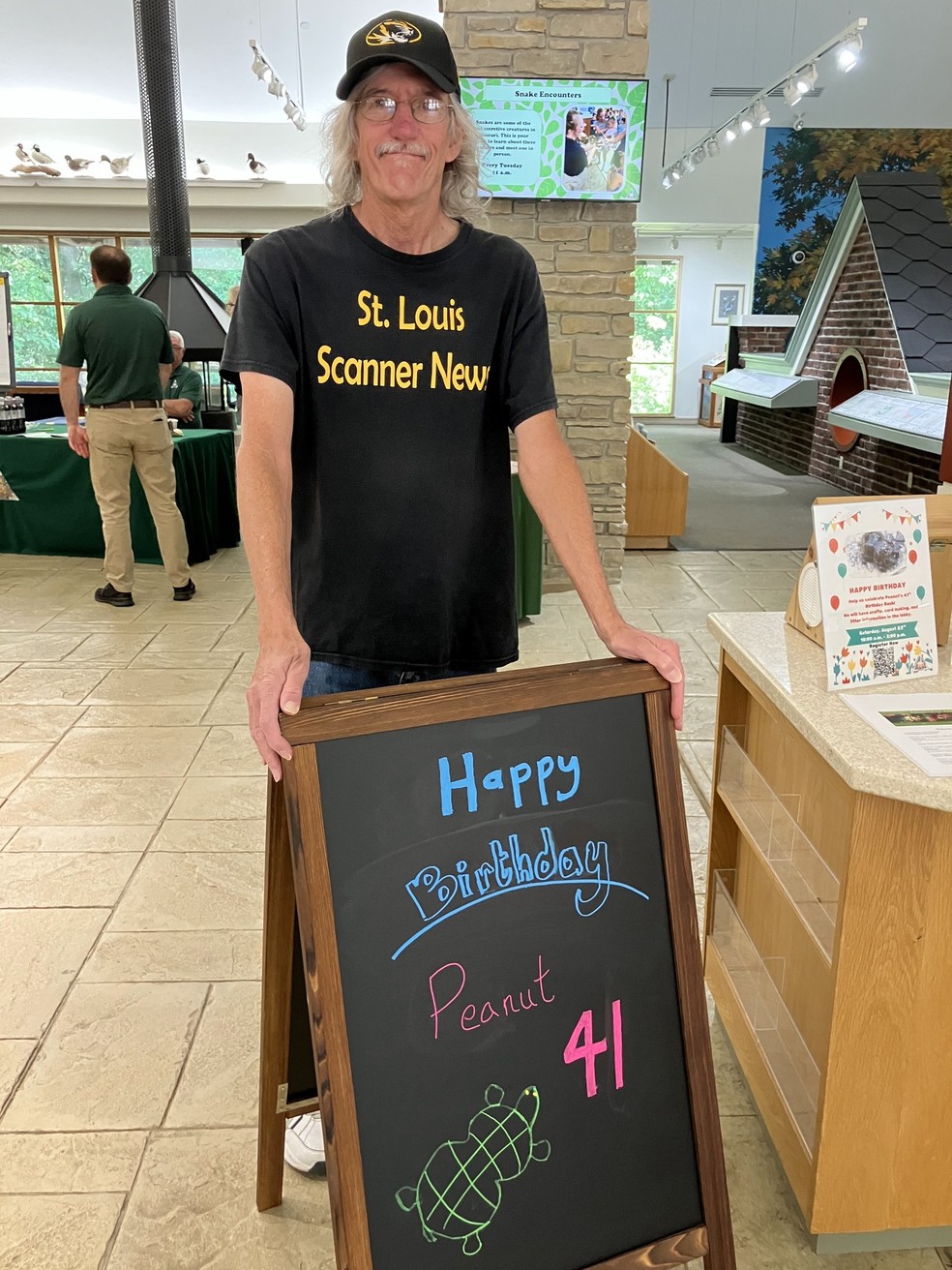 Placa que diz "Feliz aniversário, Peanut, 41 anos". — Foto: St. Louis Scanner News/Facebook