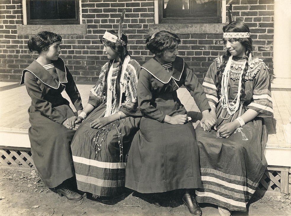 Representantes dos grupos Sac & Fox, Piegan, Sioux e Chippewa na Escola Industrial Indígena em Gênova, Nebraska — Foto: National Archives and Records Administration, College Park, MD.