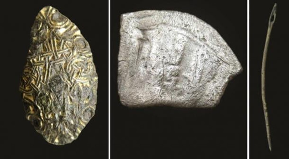Artefatos incluem parte de moeda árabe, à direita — Foto: Arkeologerna