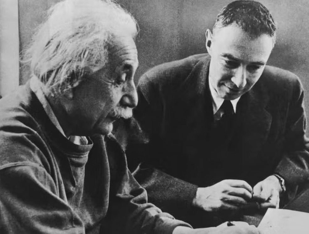 Robert Oppenheimer é frequentemente colocado ao lado de Albert Einstein como o físico mais famoso do século 20 — Foto: Reprodução/Wikimedia Commons