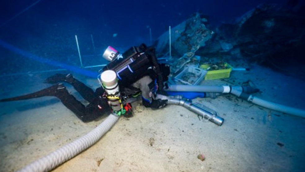 Mergulhadores arqueológicos da Universidade de Malta recuperaram os restos mortais do aviador Irving R. Newman no mar de Malta — Foto: DPAA/Universidade de Malta
