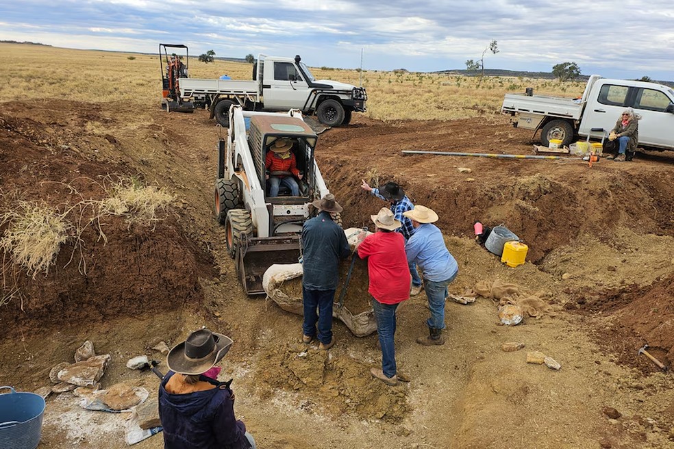 Fóssil do ictiossauro sendo transportado para o museu — Foto: Australian Age of Dinosaurs