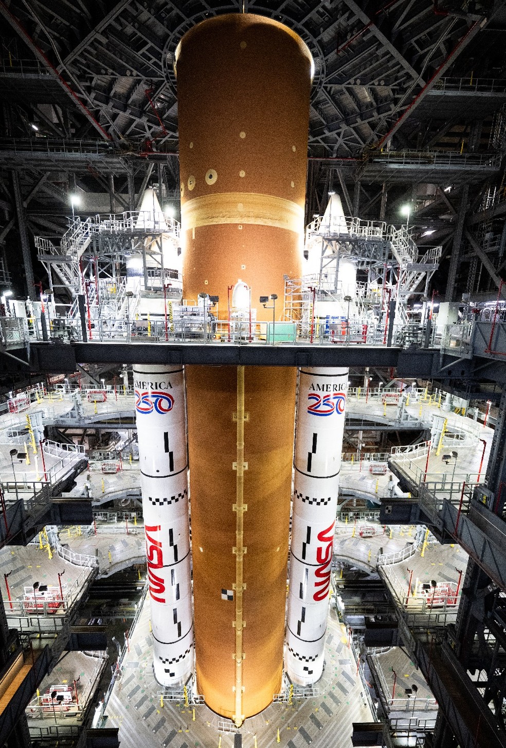 O foguete SLS (Space Launch System) da Nasa é visto dentro do High Bay 3 do Edifício de Montagem de Veículos, enquanto as equipes aguardam a chegada dos tripulantes da Artemis 2 para embarcar em sua espaçonave Orion no topo do foguete, como parte do teste de demonstração da contagem regressiva da Artemis II, no sábado, 20 de dezembro de 2025, no Centro Espacial Kennedy da Nasa, na Flórida — Foto: Nasa/Joel Kowsky