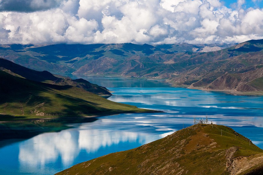 O Lago Yamdrok é um dos três maiores lagos sagrados do Tibete