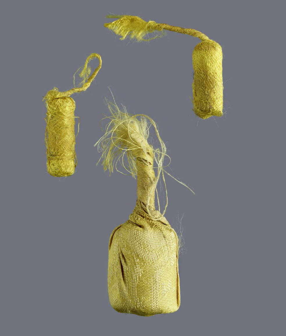 Três pequenos pergaminhos, com entre 3 e 5 centímetros de comprimento, foram encontrados no santuário. Eles estão envoltos em seda e colados — Foto: Staatliche Museen zu Berlin, Ethnologisches Museum / Martin Franken