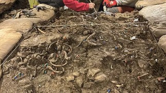 Arqueólogos fazendo escavações no sítio arqueológico Roc de les Orenetes, nordeste da Espanha — Foto: Instituto Catalão de Paleoecologia Humana e Evolução Social (IPHES)