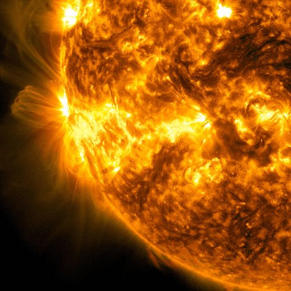 Imagem mostra um subconjunto de luz ultravioleta extrema que destaca o material extremamente quente nas erupções e que é colorido em laranja — Foto: NASA/SDO
