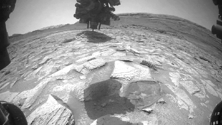 Rover Curiosity consegue liberar braço mecânico após rocha ficar presa em Marte