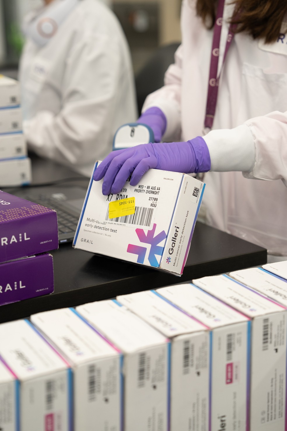 A coleta é feita no Brasil, e a amostra segue para os Estados Unidos, onde é analisada no laboratório da GRAIL — Foto: GRAIL