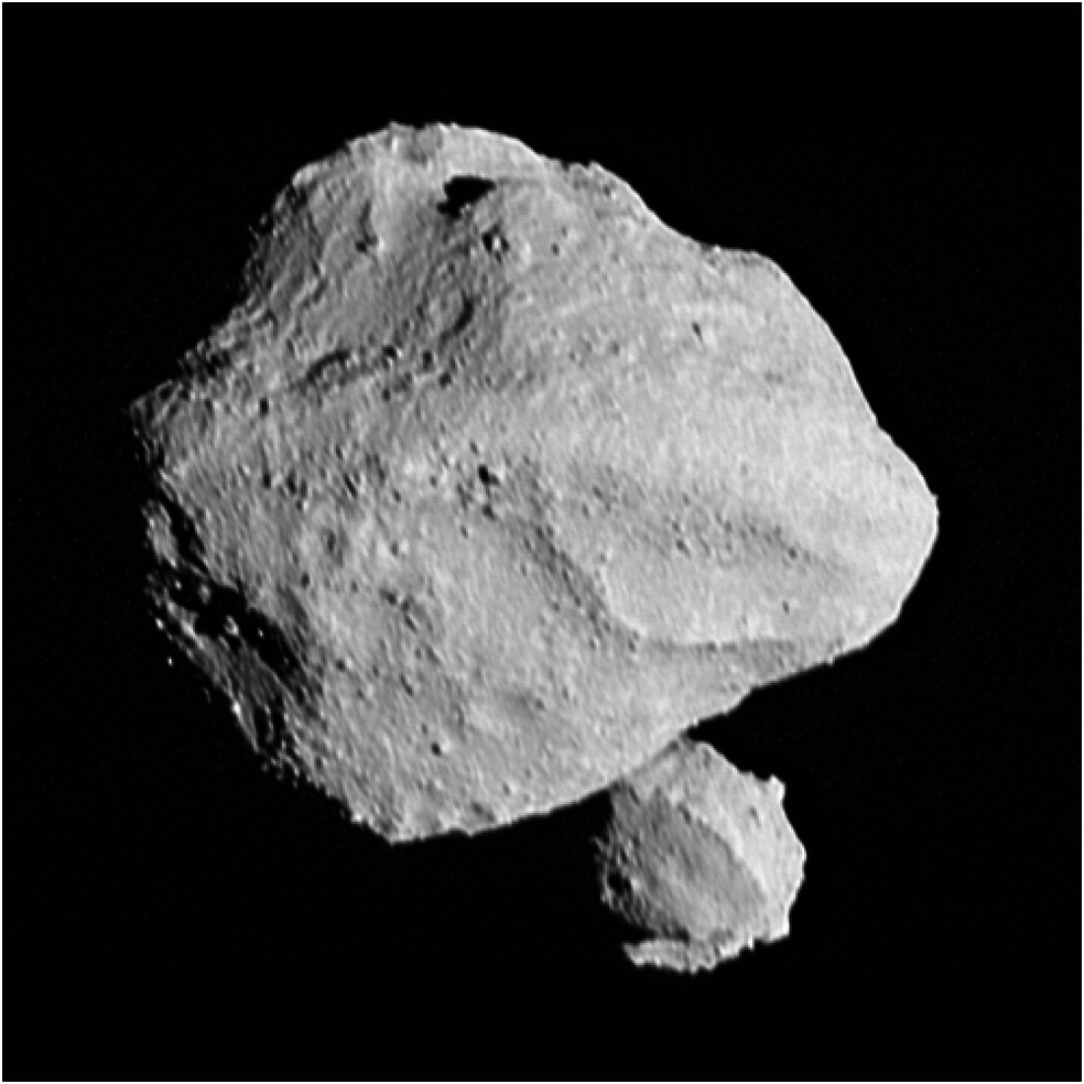 Uma das imagens mais detalhadas retornadas pela sonda Lucy durante sua passagem pelo asteroide binário Dinkinesh. Foto foi tirada em 1 de novembro de 2023 — Foto: NASA/Goddard/SwRI/Johns Hopkins APL/NOAO