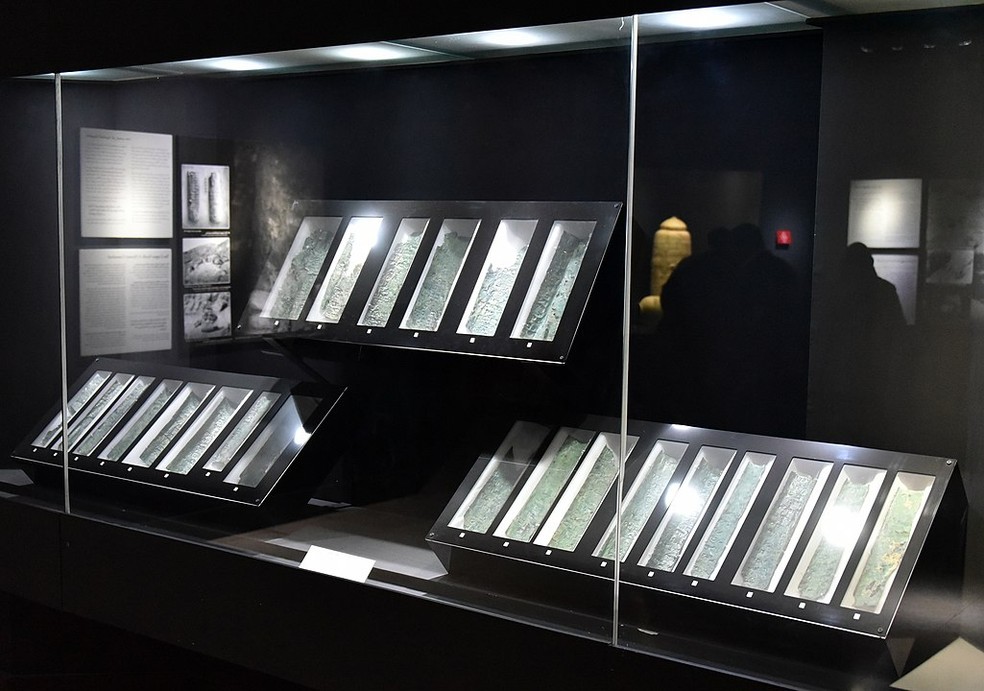 Tiras dos Manuscritos do Mar Morto em exposição no Museu da Jordânia — Foto: Wikimedia Commons