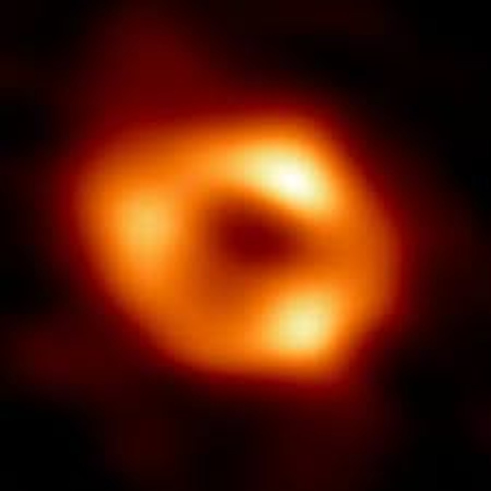 Primeira imagem de Sgr A*, buraco negro supermassivo no centro da nossa galáxia — Foto: Colaboração EHT