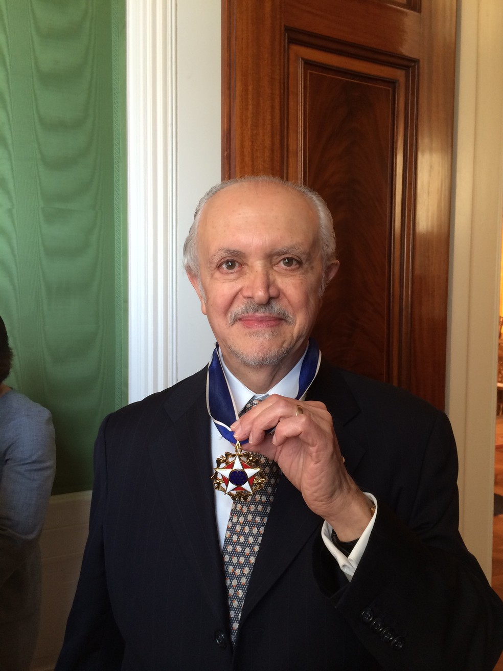 Mario Molina recebe Medalha da Liberdade em novembro 2013 — Foto: Centro Mario Molina 