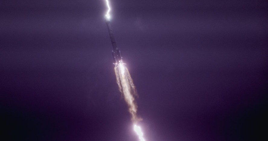 Foguete chinês é atingido por raio durante decolagem e consegue colocar satélite em órbita