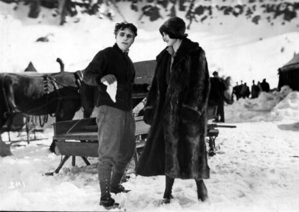 Charlie Chaplin e Lita Grey, seu par romântico no filme, no set de The Gold Rush — Foto: Wikimedia Commons