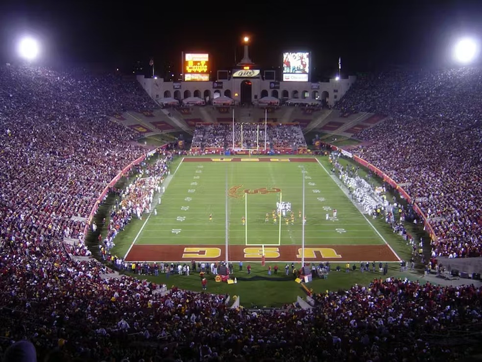 Memorial Coliseum, jogo de futebol americano de 2006 entre os Ducks da Universidade de Oregon e os USC Trojans — Foto: Wikimedia Commons