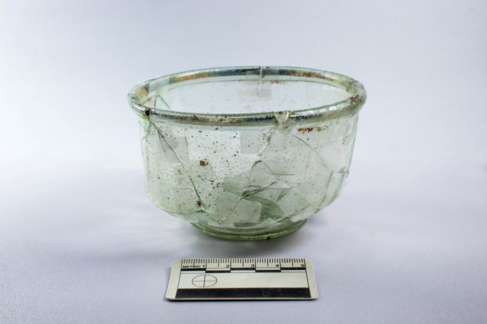 Recipiente de vidro pode ter sido usado para fazer uma espécie de brinde ao falecido — Foto: Divulgação/Headland Archaeology