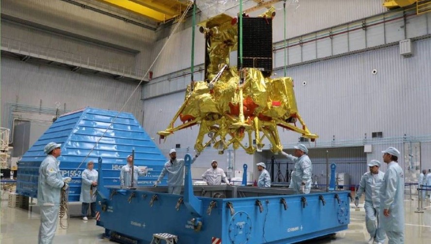Espaçonave Luna-25 da Rússia é vista durante os preparativos de pré-lançamento. A sonda caiu na Lua neste fim de semana