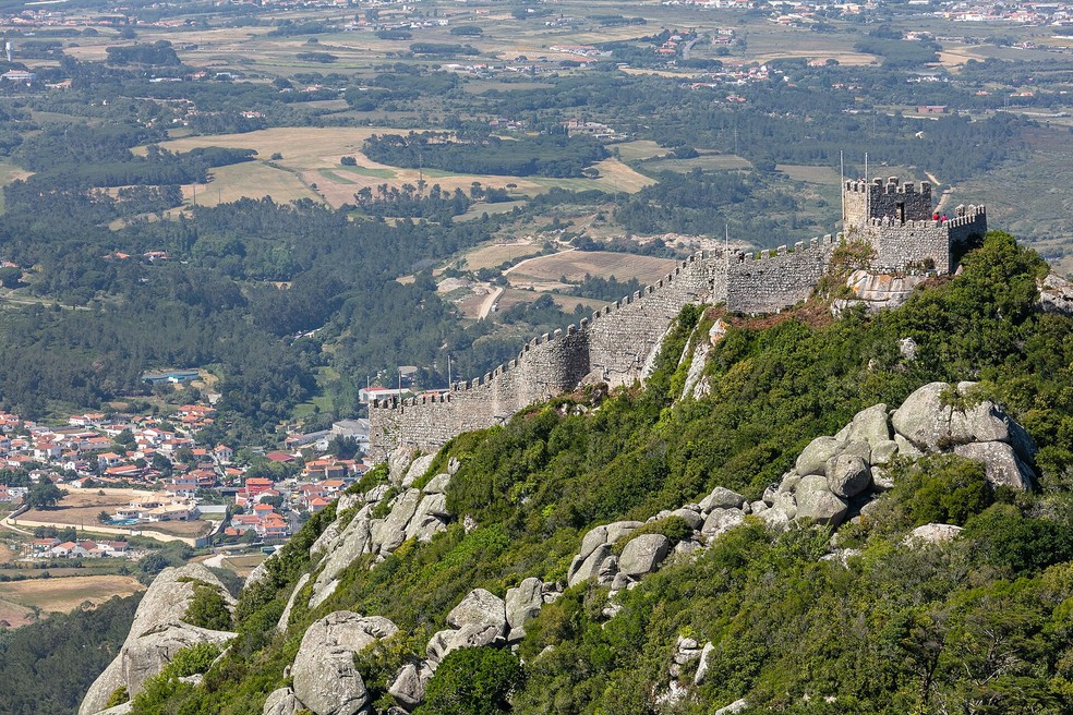 O Castelo dos Mouros, na cidade portuguesa de Sintra, é um vestígio de construção islâmica durante o período de ocupação da Península Ibérica — Foto: Diego Delso/Wikimedia Commons