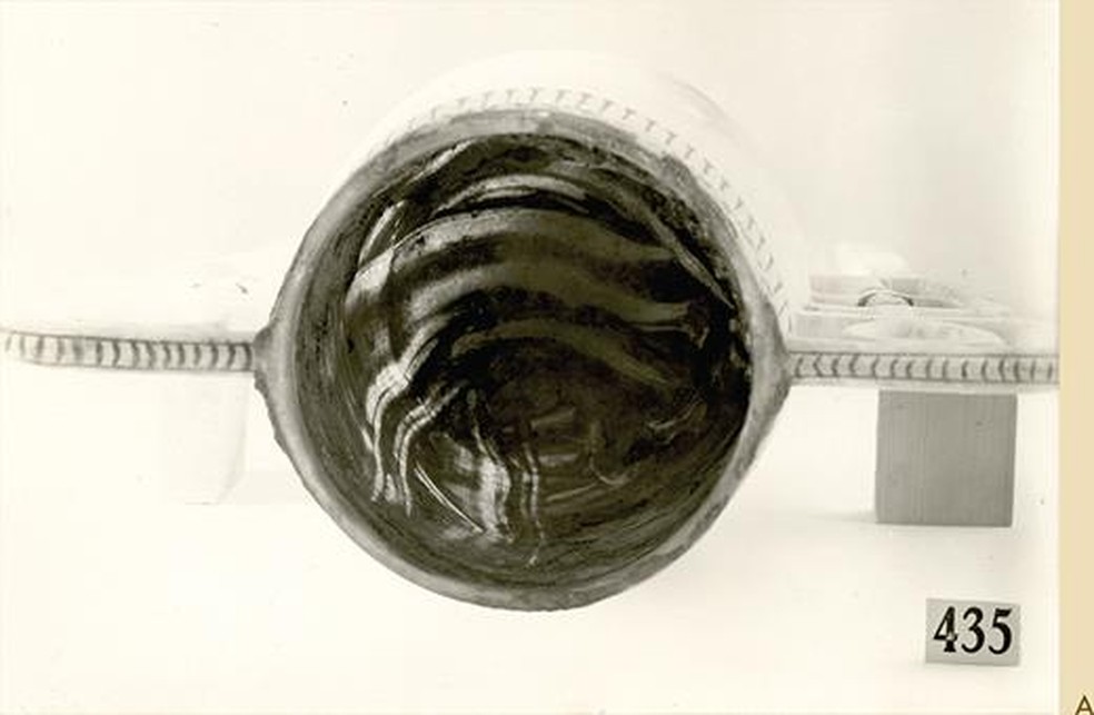 Marcas de dedos são visíveis no interior de um dos vasos encontrados na tumba de Tutancâmon. Ladrões não roubaram o recipiente, mas sim o seu conteúdo — Foto: Griffith Institute, University of Oxford