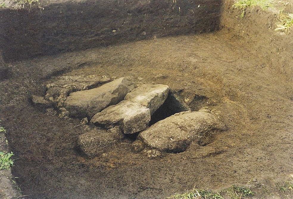 A cova Bryher, com rochas no lugar; nela, foi encontrado esqueleto da Idade do Ferro com esqueleto e espelho — Foto: Associação de Museus das Ilhas Scilly