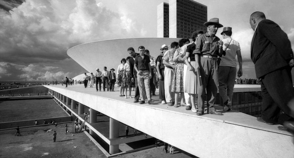 População ocupando os prédios da Esplanada no dia de inauguração de Brasília — Foto: Acervo do Instituto Moreira Salles