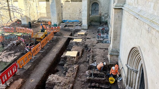 Fortaleza romana de 1,9 mil anos é achada ao lado de catedral na Inglaterra