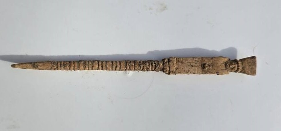 Estilete encontrado por especialistas tem pouco mais de 13 centímetros, e era usado para escrever ou marcar superfícies de argila ou cera — Foto: Superintendência de Caltanissetta