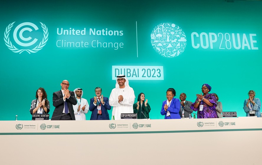 Sua Excelência Dr. Sultan Al Jaber, residente da COP28, e participantes aplaudem na Abertura Formal em Dubai, nos Emirados Árabes Unidos.