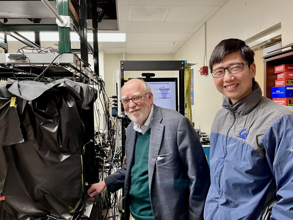 O coautor sênior Graham Fleming, à esquerda, e o primeiro autor, Quanwei Li, com alguns dos equipamentos usados ​​em seu experimento de ponta — Foto: Henry Lam/Fleming Lab