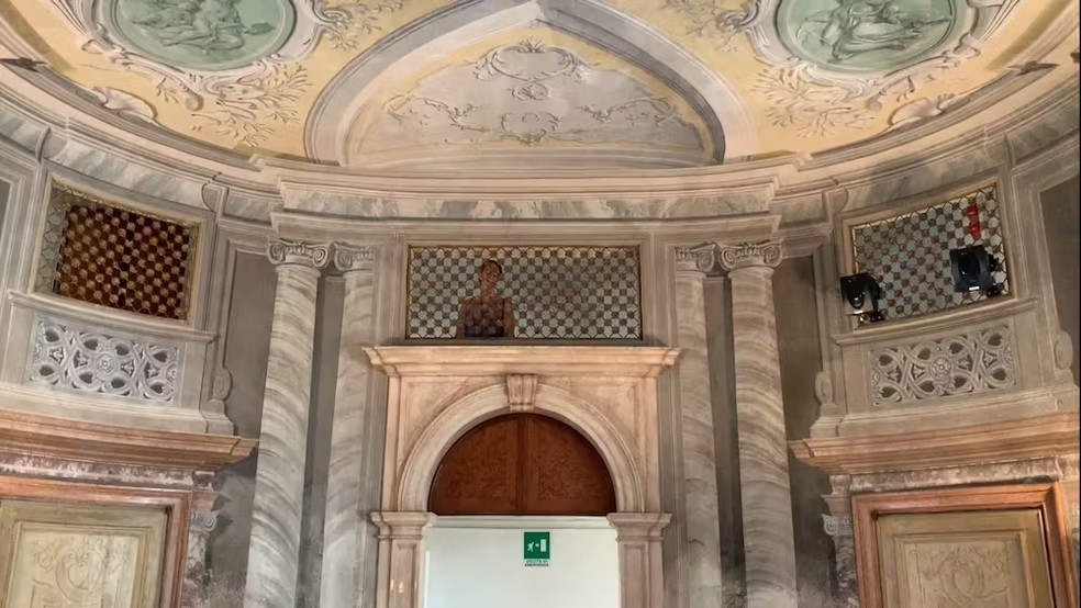 Liesl Odenweller canta na galeria da sala de música do Ospedaletto — Foto: Marica S. Tacconi, CC BY-SA