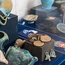 Cerâmicas localizadas junto aos sarcófagos — Foto: Ministério da Cultura da Itália