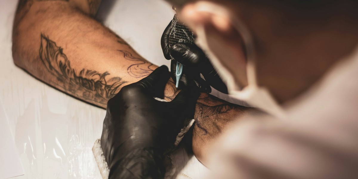 Tatuagens podem ser fator de risco para câncer linfático, aponta estudo