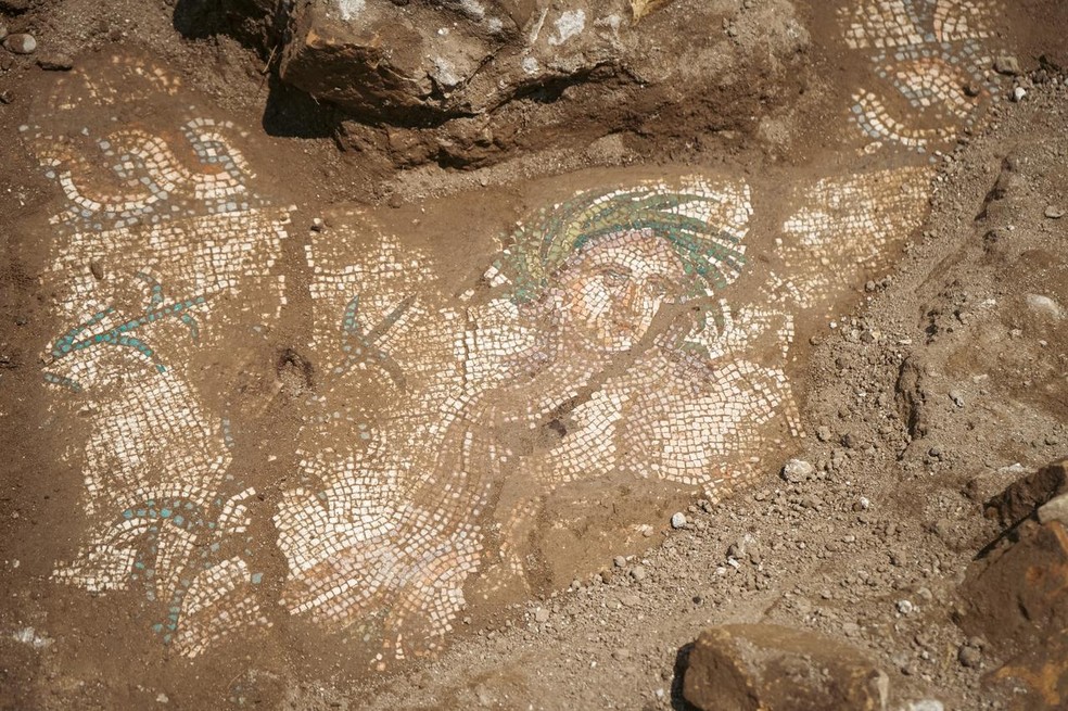Mosaico foi encontrado durante escavações e mais detalhes ou, até mesmo, outros painéis ainda podem ser descobertos pelos escavadores e arqueólogo — Foto: Ministério da Cultura e Turismo da Turquia