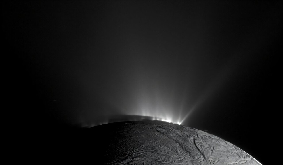 Imagem da Cassini vista do polo sul da lua gelada de Saturno, Encélado, em 30 de novembro de 2010. Jatos de água do oceano subterrâneo da lua são visíveis irrompendo por rachaduras no gelo — Foto: NASA/JPL-Caltech/Space Science Institute
