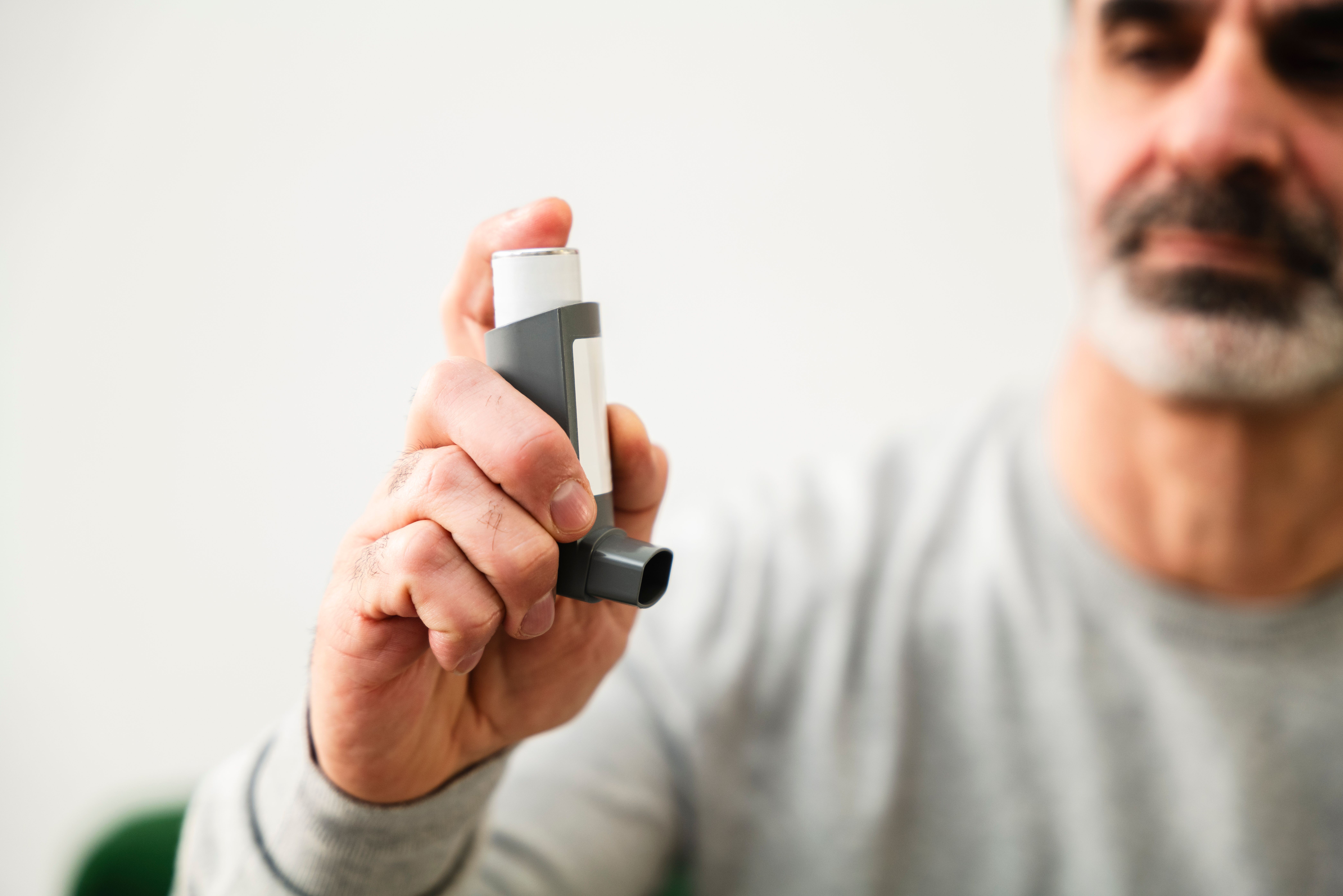 Pessoa tossindo, símbolo de sintomas respiratórios frequentes