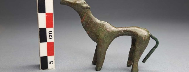 Uma estatueta de bronze, provavelmente de um cachorro, da escavação na Grécia — Foto: Ministério da Cultura da Grécia
