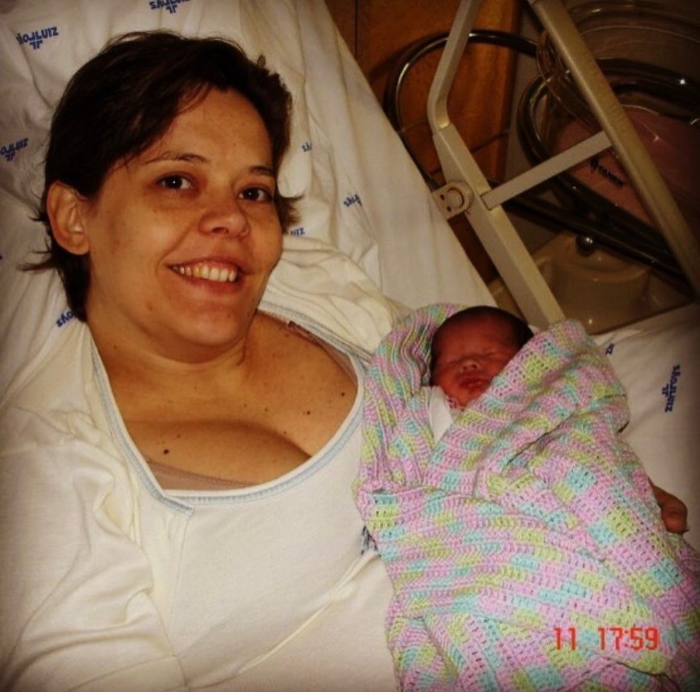 Larissa ao lado da mãe na maternidade — Foto: Arquivo Pessoal