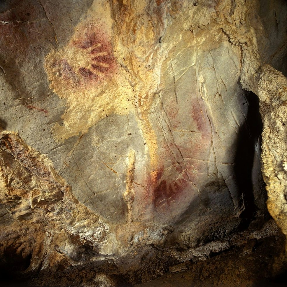 Mãos de crianças impressas na rocha da Caverna Monte del Castillo, Cantábria — Foto: Gobierno de Cantabria