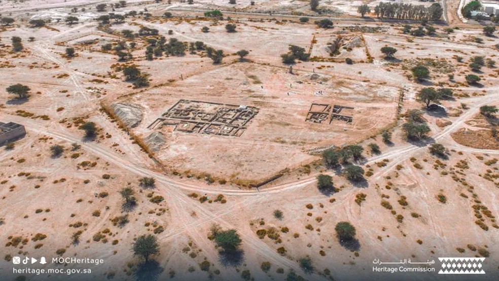 Fotografia aérea das escavações arqueológicas em Diriyah, sítio arqueológico localizado nos arredores de Riade, capital da Arábia Saudita — Foto: Comissão do Patrimônio Saudita