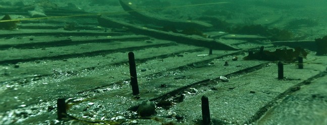 Parte da estrutura do supernavio Svælget 2, naufragado a 12 metros de profundidade no estreito de Øresund — Foto: Viking Ship Museum