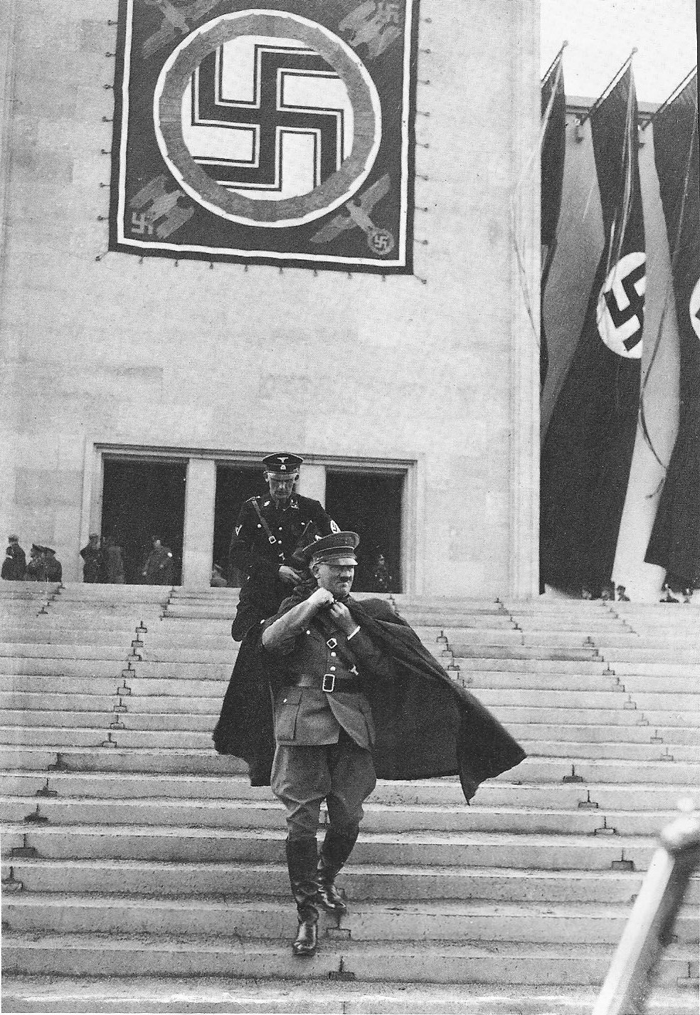 Adolf Hitler , vestindo uniforme do Partido Nazista e capa, saindo do 8º Congresso do Partido em Nuremberg, na Alemanha — Foto: Wikimedia Commons